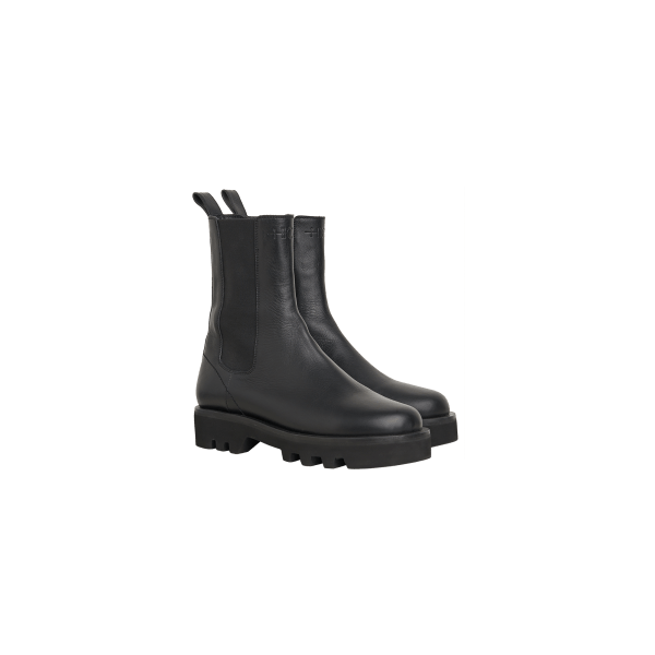 TRUDGE: Black leather Chelsea boot with commando sole